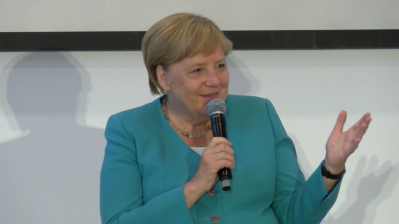 "Sie haben uns in eine Toleranz-Diktatur geführt" - Merkel muss über AfD-Sympathisanten schmunzeln