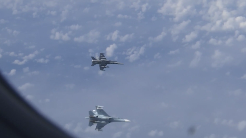 Ostsee: Russische Su-27 vertreibt NATO-Kampfjet vom Flugzeug des russischen Verteidigungsministers