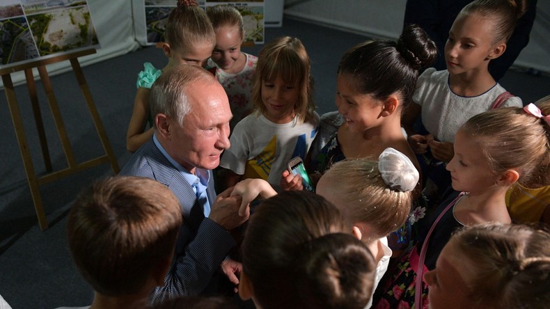 Putin, der Herzensdieb: Russischer Präsident kniet sich vor junge Ballerina und küsst deren Hand