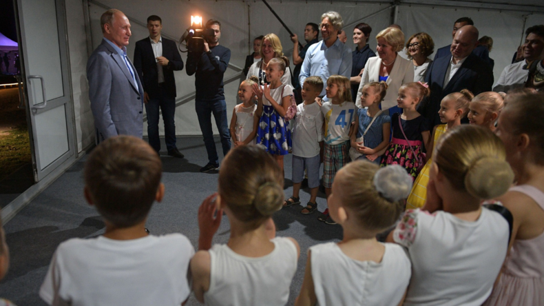 Hoher Besuch aus Moskau erfreut junge Mädchen und Jungen: Putin trifft zukünftige Star-Balletttänzer
