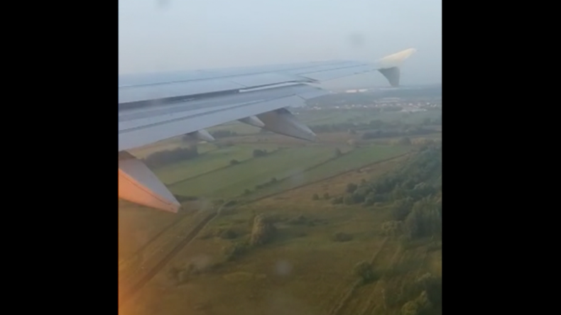 Moskau: Flugpassagier filmt Triebwerksausfall nach Vogelschlag bei Ural Airlines Maschine
