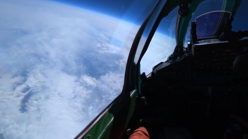 Russische Kampfjets führen erstmals Luftkampftraining in der unteren Stratosphäre durch