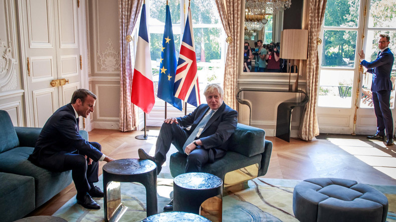 Der Mainstream und ein Foto: "Johnson glänzt durch respektloses Verhalten bei Treffen mit Macron"