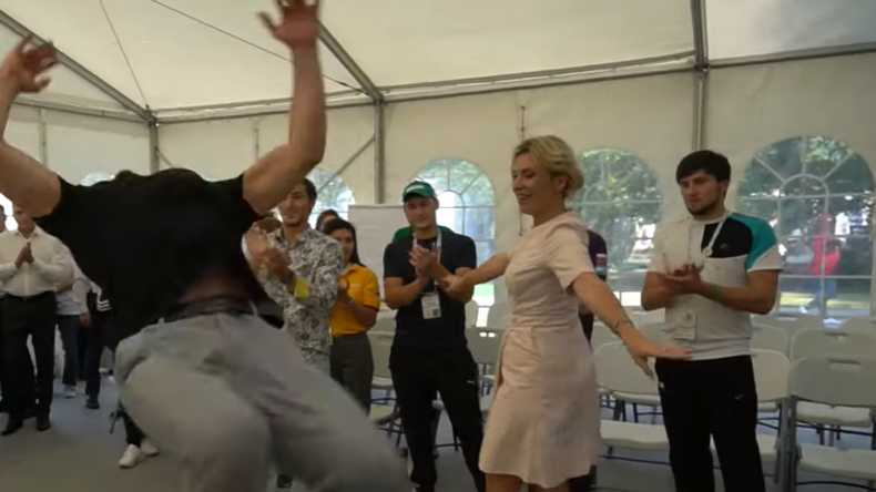 Russland: Nach Kalinka nun Lesginka - Marija Sacharowa schwingt erneut ihr Tanzbein