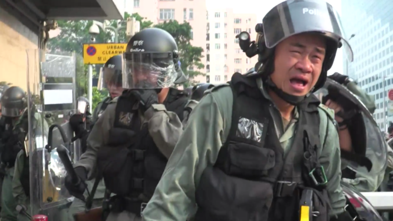 Hongkong: Erschöpfte und erbrechende Polizisten nach Ausschreitungen in Einkaufszentrum