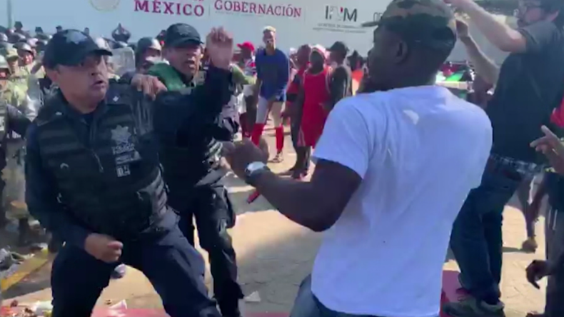 An der Grenze Mexiko-USA: Heftige Auseinandersetzungen zwischen Migranten und Polizisten