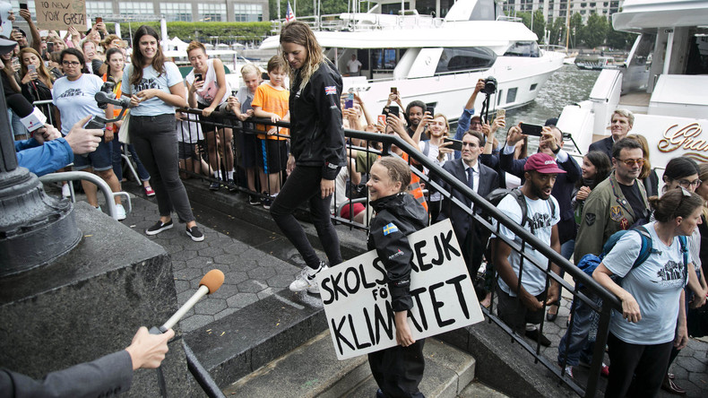 Klimaaktivistin Greta Thunberg spricht bei ihrer Ankunft in New York zu Unterstützern