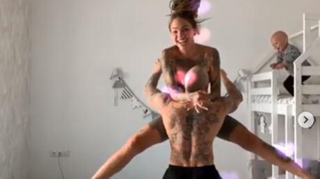 Zwei gewagte Sprünge in einem Video: Paar aus Russland gerät wegen Achtlosigkeit in Kritik