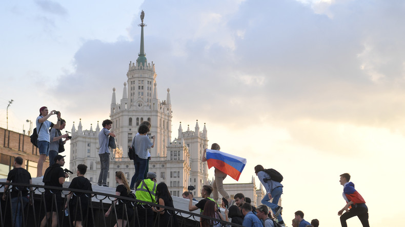 Russland: Hunderte schließen sich "Protest-Spaziergang" durch Moskau an