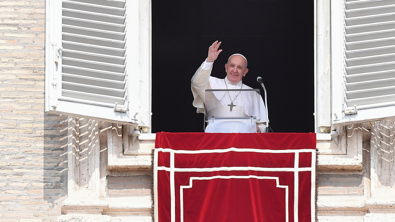 Ein Fingerzeig Gottes? Papst Franziskus bleibt im Fahrstuhl stecken und verspätet sich zur Ansprache