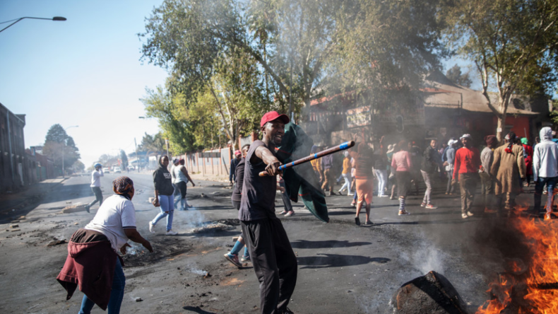 Südafrika versinkt im Chaos: Weit verbreitete Unruhen, Plünderungen und Gewalt gegen Ausländer