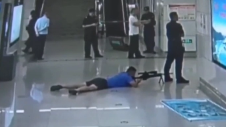 Scharfschütze erschießt Geiselnehmer durch die Beine seines Kollegen