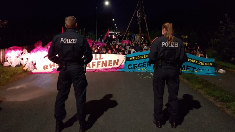 Kriegsgegner blockieren Rüstungsunternehmen Rheinmetall in Niedersachsen