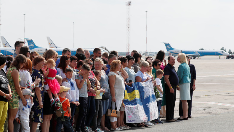 LIVE: Gefangenenaustausch zwischen Russland und Ukraine Internationaler Flughafen Kiew 2/2
