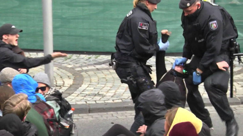 Mönchengladbach: Polizei löst gewaltsam linken Sitzprotest gegen rechte Demo auf