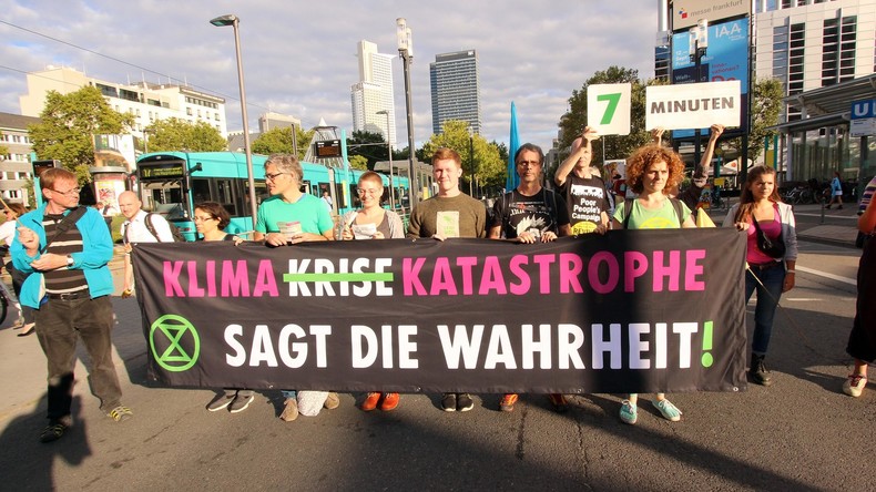 LIVE: Tausende von Umweltaktivisten protestieren vor den Toren der IAA