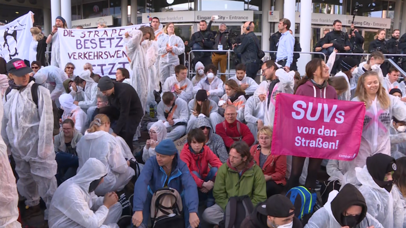 Klima-Protestler blockieren Automesse in Frankfurt: "Die Städte müssen autofrei werden"