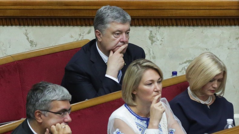 Ukrainischer Ex-Präsident Poroschenko bei Nickerchen während Parlamentssitzung erwischt