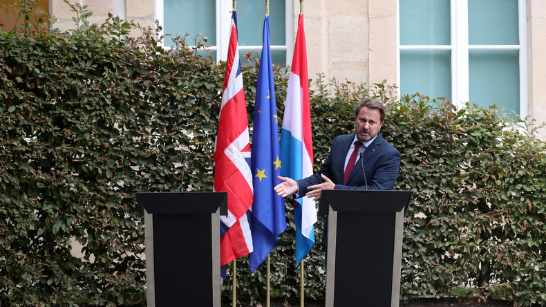 Unter Buhrufen: Boris Johnson läuft vor Pressekonferenz mit luxemburgischem Premier davon