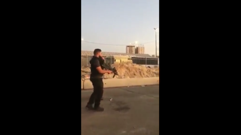 "Versuchte, Polizisten zu erstechen" – Israelischer Polizist erschießt palästinensische Frau mit MP