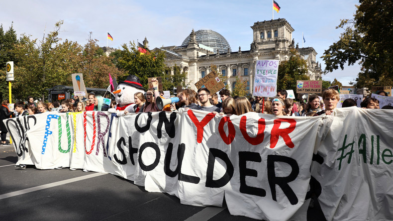 Auch viele Erwachsene machen diesmal mit: Eindrücke von der Klimastreik-Demo in Berlin (Video)