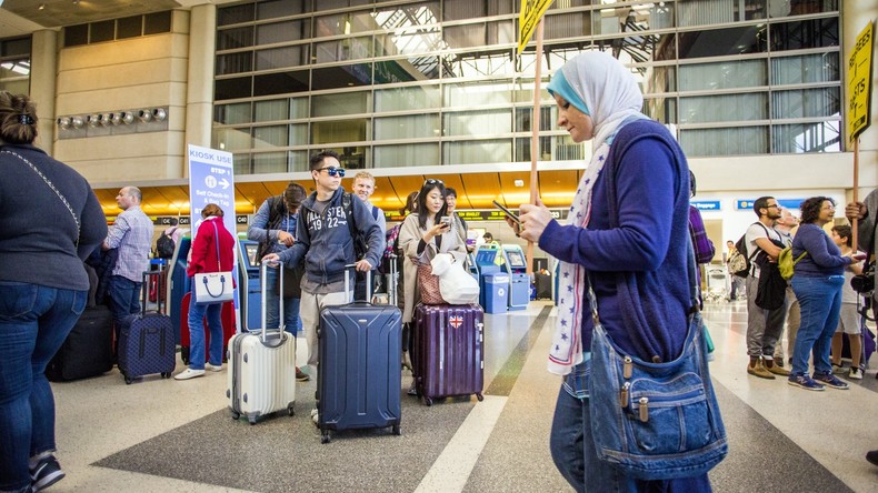 Junge Muslima verklagt kanadische Fluggesellschaft wegen Sicherheitsüberprüfung am Flughafen