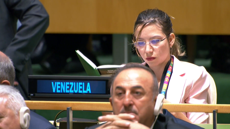 UN: Venezolanische Delegierte liest Buch über Simón Bolívar, während Trump ihr Land verbal angreift