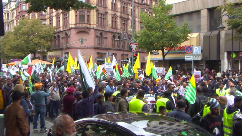 Frankfurt am Main: Indiens Kaschmir-Blockade – Hunderte Pakistan-Befürworter ziehen auf die Straßen