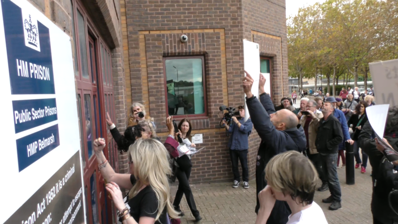 London: Assanges Vater und Unterstützer protestieren vor Belmarsh-Gefängnis