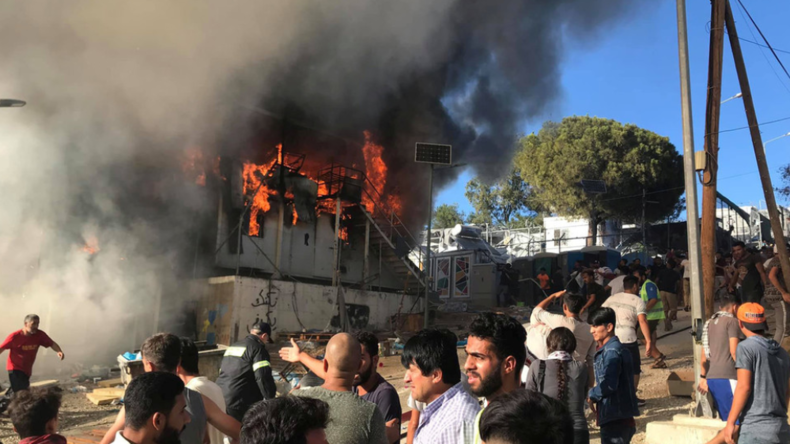 Randalierende Migranten attackieren Feuerwehr und Polizei bei Brand im Flüchtlingslager Moria
