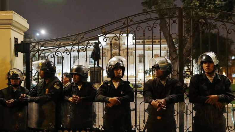 Eskalation in Peru: Armee stellt sich auf Seite des Präsidenten im Machtkampf mit Parlament