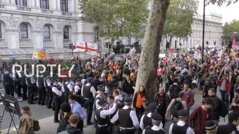 LIVE: "Extinction Rebellion" versucht Regierungsgebäude in London zu blockieren