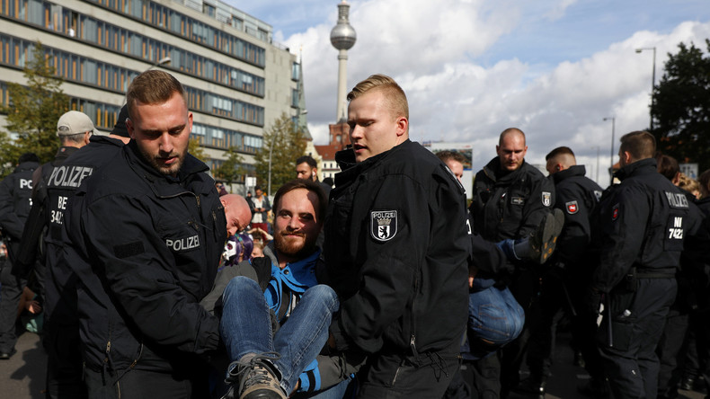 LIVE: Aktivisten von Extinction Rebellion besetzen weitere Brücke in Berlin – Polizei im Einsatz