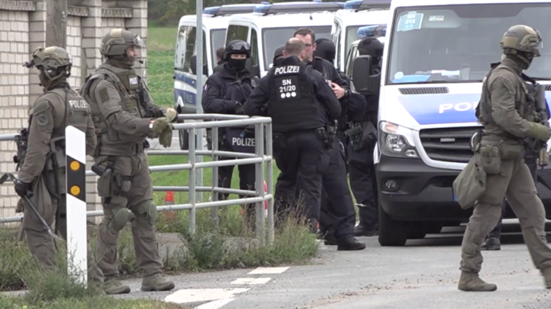 Hubschrauber, Spezialkommandos, Polizeipanzer – Attentäter in Halle löst riesigen Polizeieinsatz aus