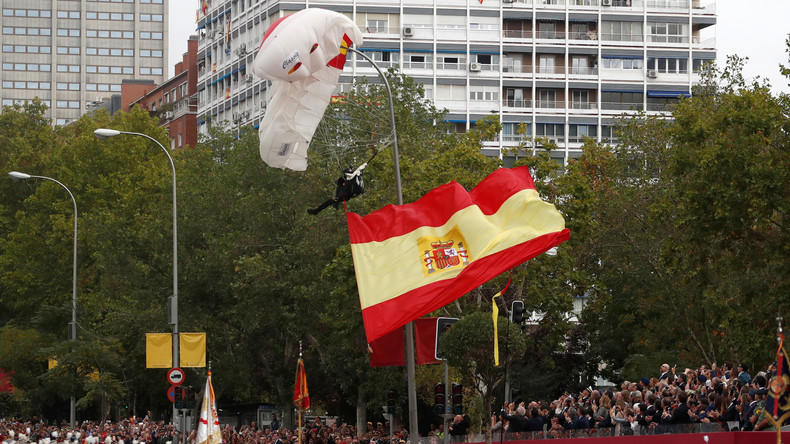 Fallschirmspringer prallt bei Militärparade in Madrid gegen Lichtmast – Publikum klatscht Beifall