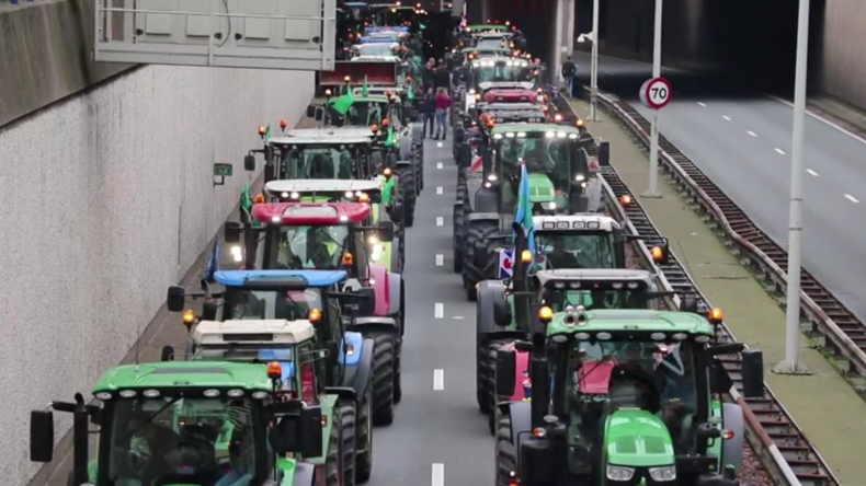 Niederlande: Traktoren blockieren Den Haag aus Protest gegen vorgeschlagene Klimaschutzmaßnahmen