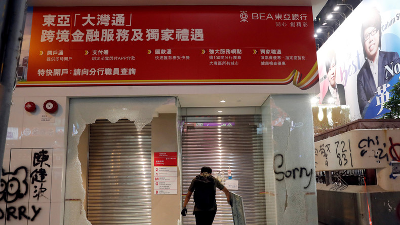"Sorry, falsche Bank!" Randalierer entschuldigen sich nach Zerstörung von Hongkonger Sparkasse