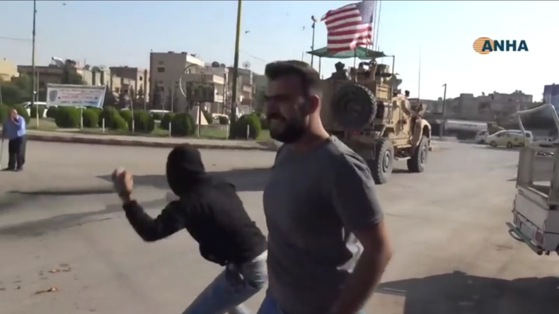 Syrien: US-Truppen beim Abzug aus Qamischli mit Steinen und faulem Gemüse "verabschiedet" 
