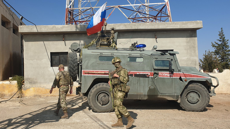 Erste russische Soldaten patrouillieren entlang der syrisch-türkischen Grenze