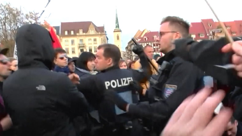 Erfurt: Polizist setzt Schlagstock gegen AfD-Gegner vor Höcke-Auftritt ein