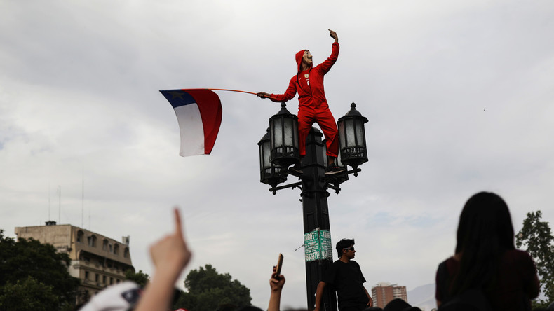 "Adiós Neoliberalismo": Demonstranten in Chile stellen Systemfrage – Polizei antwortet mit Gewalt