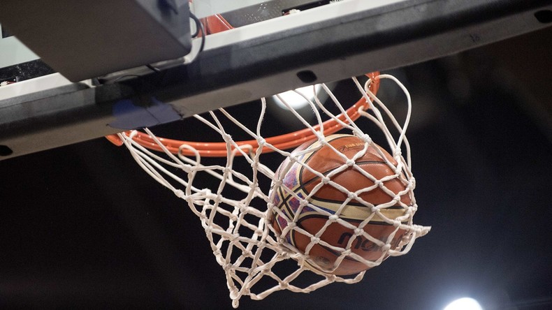 Berührungsloser Basketballwurf: Ball landet in Korb wie durch Zauberhand