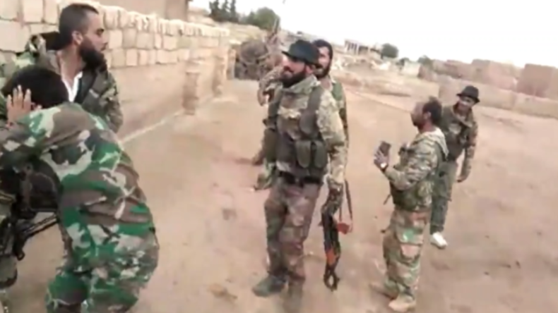 Syrien: Von der Türkei unterstützte Milizen drehen Videos, wie sie syrische Soldaten misshandeln