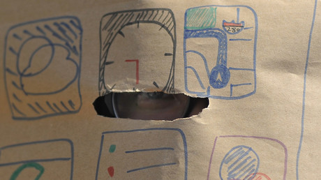 Mogler haben keine Chance: Indische Schüler schreiben Prüfung mit Kartons als Kopfbedeckung