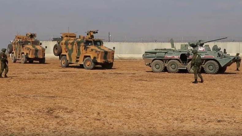 Syrien: Russland und die Türkei beginnen gemeinsame Patrouillen im Grenzgebiet
