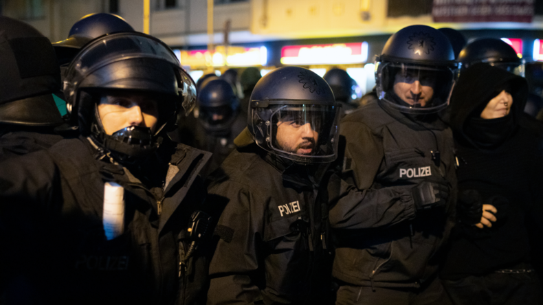 "Ich bin um mein Leben gerannt" – Verletzte Polizisten nach Autonomen-Demo in Berlin-Friedrichshain