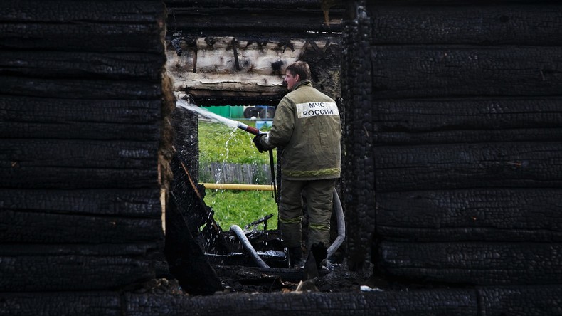 Verrücktester Feueralarm aller Zeiten: Feuerwehrchef zündete Häuser an, um "seine Brigade zu testen"