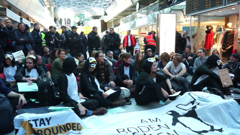 Berlin: "Einstellung aller Inlands- und Kurzstreckenflüge" – Klimaaktivisten besetzen Tegel