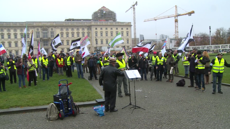 Berlin: Gelbwesten-Reichsbürger demonstrierten gegen "Mikrowellen-Waffen" – Gegenprotest behindert