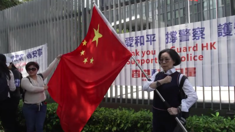 Hongkong: Pro-Peking-Demonstranten zeigen außerhalb des Ratsgebäudes Unterstützung für die Polizei